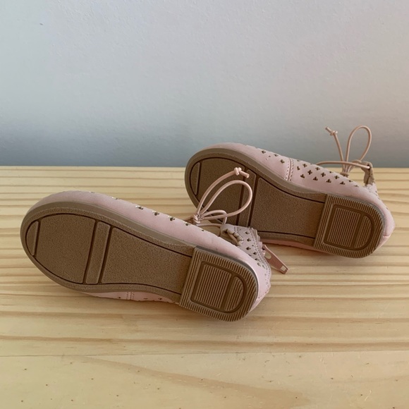 Gap ballet pink eyelet shoes with zipper on back and ties around legs. Size 5. - Picture 5 of 5